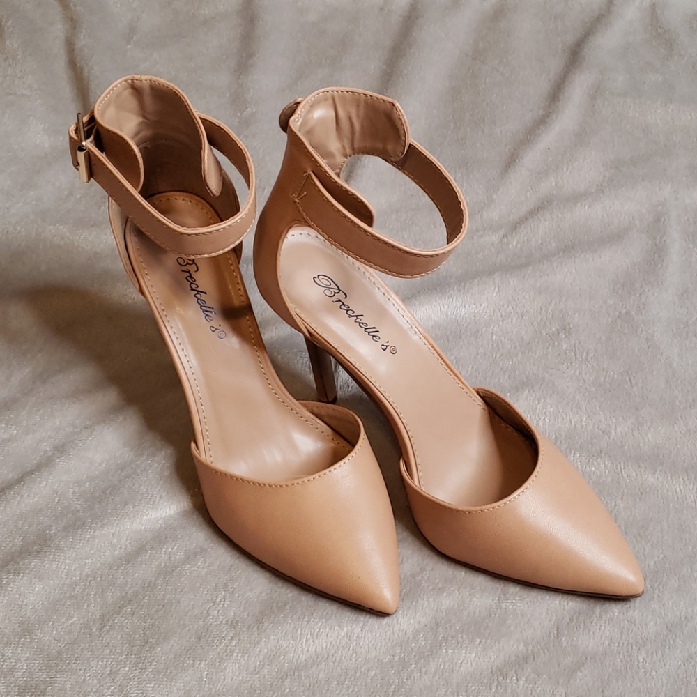 Tan/nude leather heels/pumps